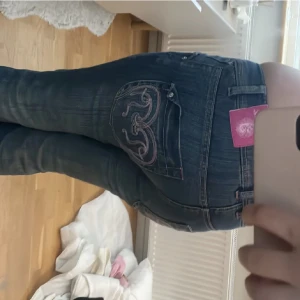 Jeans - snygga jeans med rosa detaljer, jättefint skick 🎀