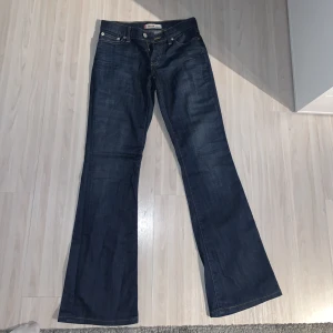 Lågmidjade utsvängda Levis Jeans - Säljer nu dessa lågmidjade utsvängda jeans från Levis då de är för små för mig 💖