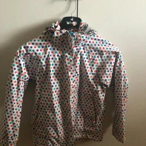 Regnjacka - Säljer min gamla regnjacka då den inte passar mig längre!  Köpt på en loppis (tror jag)  Inga defekter eller så på jackan. Ser ut som ny 💗💗💗💗