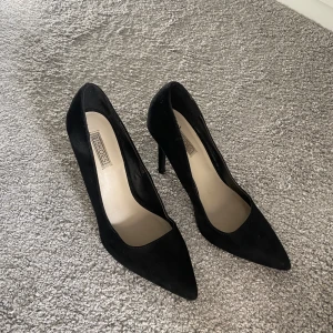 Klackskor  - Superfina klackskor från Nelly. Ett måste i garderoben! 