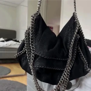 Svart väska - Superfin Stella mccartney liknande väska. Köptes här på Plick. Har flera fack på insidan. Fint skick, inga defekter 🖤