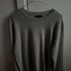 Tröja  - Kontakta vid frågor 