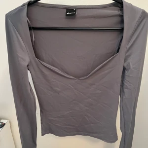 Tröja  - En tröja som knappt r använd 