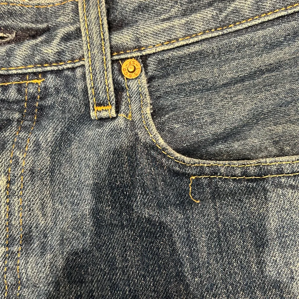 Tja säljer dessa Levis 501 då jag rensar garderoben dem är i storlek W32 L30. Dem har ett litet hål i låret och några styngs vid fickan har åkt upp därav priset men märks knappt med dem på😊 . Jeans & Byxor.