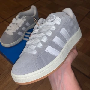Adidas campus 00s - Säljer dessa gråa adidas campus 00s. Storlek 36. Helt nya. Skriv till mig vid eventuella frågor! 