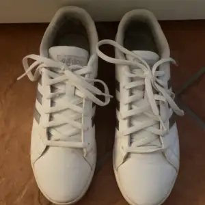 Jätte fina Adidas skor i str 38 använda ett fåtal gånger och ser ut som nya, säljer för att dom inte kommer till användning😊🩷( förutom en liten liten defekt på nedre sidan av skon skrivi dm om du vill ha bild på den 