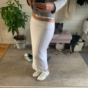 Vit långkjol - Så fin långkjol, går inte hela vägen ner till marken, jag är 165cm⭐️ Från Lindex nypris 399 Jättefint skick knappast använd 💗
