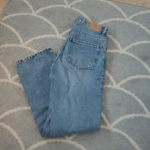 Perfekt jeans från Gina Tricot, straight fit. Jag kan tyvärr inte visa på eftersom att de inte längre passar. Använda få gånger, men i fint skick. Storlek 34 petit, passar ungefär 160cm och neråt🥰De skulle dock behöva strykas. Köpta för 400kr