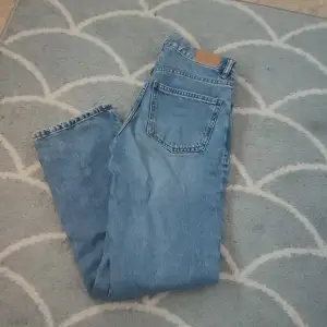 Perfekt jeans från Gina Tricot, straight fit. Jag kan tyvärr inte visa på eftersom att de inte längre passar. Använda få gånger, men i fint skick. Storlek 34 petit, passar ungefär 160cm och neråt🥰De skulle dock behöva strykas. Köpta för 400kr
