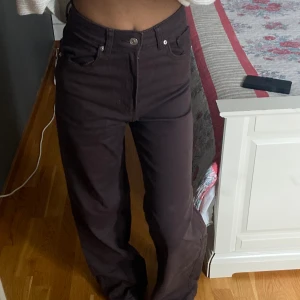 High wasted Jeans💗 - Säljer dessa super finna High wasted Jeans från H&M (divided) i brun. Dessa är så sköna och är i st 34. De passar mig perfekt och jag är 161 cm lång. De är i bra skick och säljer för att de nästan aldrig används💗