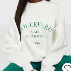 Oversized sweatshirt från Nelly med grön text! Endast använd två gången så i bra skick!