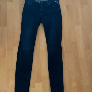 Replay  - Säljer ett till par replay jeans i nyskick, endast använda en gång och är i slim fit. Riktigt stretchigt material och passar dig som är mellan 165 till 175.