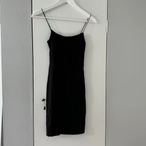 Zara klänning (nyskick) - Fin miniklänning från zara med spagettiband som aldrig är använd så nyskick!