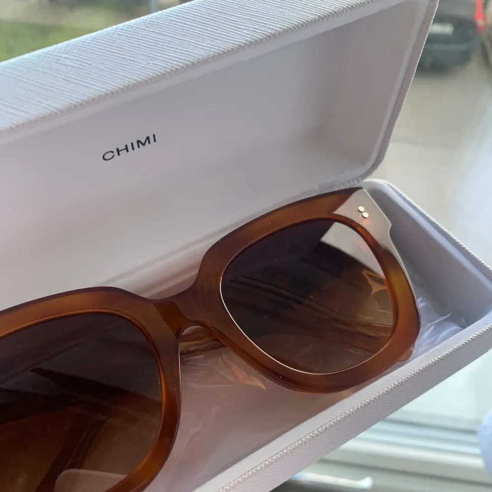 jag säljer dessa oanvända Chimi solglasögonen, endast testade💘 De är i modellen 08 o färgen havana som ej går att köpa på deras hemsida längre💘 köparen står för frakten. Accessoarer.