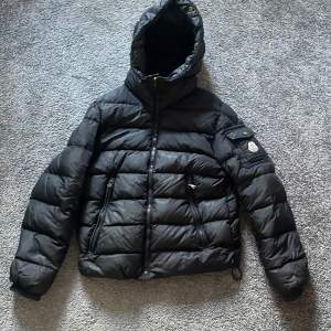 Moncler jacka i storlek xs/s. Säljer då den är för liten men fortfarande i bra skick. Har smink längs luvan som enkelt går att tvätta bort men annars inga fläckar. Utgångspris: 2000kr men går att diskuteras. En perfekt jacka till vinter/vår💞🌸