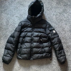 Moncler jacka - Moncler jacka i storlek xs/s. Säljer då den är för liten men fortfarande i bra skick. Har smink längs luvan som enkelt går att tvätta bort men annars inga fläckar. Utgångspris: 2000kr men går att diskuteras. En perfekt jacka till vinter/vår💞🌸