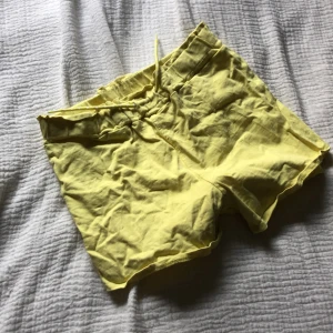 Gula shorts - Lite skrynkliga söt har legat i garderoben men aldrig använda gula shorts sköna med spändband så man kan spöna in om dem känns stora eller spänna ute om dem känns små men har även växt ur dem 