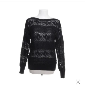 Svart tröja - säljer denna svarta tröjan som är lite genomskinlig! Står strl M/L men jag tycker den sitter ganska tajt så S. Kommer inte till användning ⭐️