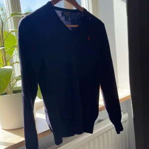 Ralph lauren sweatshirt  - Riktigt snygg polo Ralph lauren tröja som är i ett riktigt bra skick, skriv vid minsta lilla fundering.