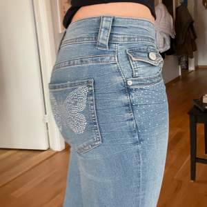 Jättefina ljusblå lågmidjade jeans med ”glitter”  Inte fått mycket användning därav säljer jag🥰 barnstorlek 164 men passar mig som brukar ha 34 och är 162