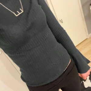 Genomskinlig tröja - En intimissimi liknande lång ärmar tröja med lite längre hals men inte polo i mörkblå. Sitter lite tajtare runt magen men har lösa armar villket man kan se på bilderna. Köpt från sellpy men ör från Nly trend. Är i superfint skick. Ställ gärna frågor💕