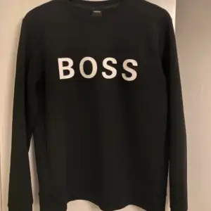 Säljer en boss tröja i storlek s. Skicket på tröjan är som nyskick. Den är verkligen i jätte bra skick. 