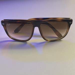 Rayban solglasögon i den populära modellen ”Boyfriend”. Säljer pga att de är för stora för mig. Skick 10/10, inget fodral.