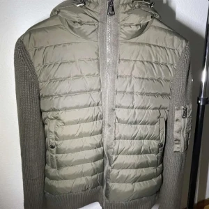 Säljer min monclercardigen för att har fått en annan - Den är i perfekt skick inget fel på den knappt andvänd.