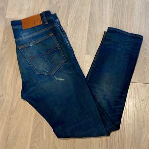 Säljer nu dessa asfeta med Tiger of Sweden jeans i ett bra skick. (Defekt, se bild 5). Storleken är 30/32 och i modellen evolve (slim) Nypris 1600kr❌ mitt pris endast 299kr✅. Hör av dig vid minsta lilla fundering 😊✅