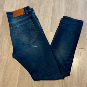 Tiger of Sweden Jeans - Säljer nu dessa asfeta med Tiger of Sweden jeans i ett bra skick. (Defekt, se bild 5). Storleken är 30/32 och i modellen evolve (slim) Nypris 1600kr❌ mitt pris endast 299kr✅. Hör av dig vid minsta lilla fundering 😊✅