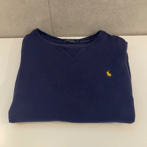 Ralph lauren sweatshirt  - Tja, säljer en polo tröja storlek M, 10/10 skick pga oanvänd! Hör av dig vid frågor och funderingar!