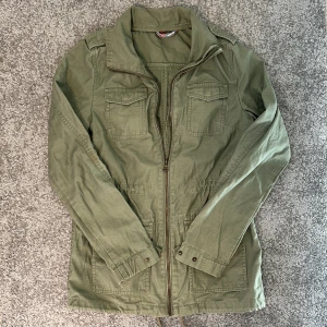 Field jacka - Tjena! Säljer nu denna sjukt snygga field jackan🙌🏼 perfekt färg nu när de är vår och snart sommar🤩 Strl M, pris: 449 kr. Hör av vid minsta funderingar mvh EBRESELL🔝