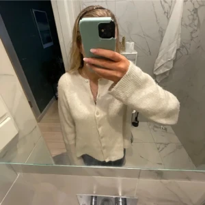 Other stories kofta - Jätte gullig kofta ifrån Other stories❤️Lånad bild så kontakta för egna! Min är inte alls lika nopprig som den på bilden utan har använt min typ 3 ggr Max❤️ Så fin