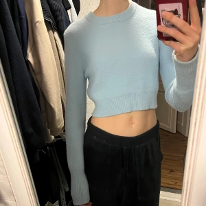 Ljusblå kort och stickad tröja  - Ljusblå croppad stickad tröja från Zara. Materialet är supermjukt, inte alls stickig!