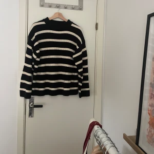 Randig stickad tröja  - Supermysig stickad tröja! Strl XS men ganska oversize så sitter som M❣️