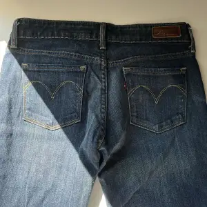 Köpte dessa lågmidjade skinny jeans (märke Levi’s) från Sellpy för ett tag sedan men var dessvärre för små för mig. Säljer nu för ett fint pris!🥰 hör gärna av dig för frågor eller fler bilder, och kolla gärna andra annonser.