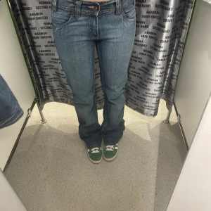 Lågmidjade bootcut jeans - Bra skick långa på mig (174cm) och har coola fickor