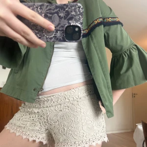 Trekvartsärmad jacka - As cool kortärmad vårjacka! Så snygg till vår och sommar och väldigt efterfrågad i bra skick💗 Xs men passar upp till m skulle jag säga🌷