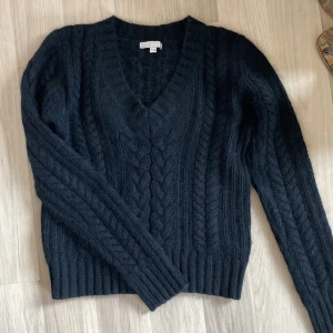 Svart stickad tröja -  Så fin svart kabel stickad tröja med v-ringning. Köpt från ett italiensktmärke BENINO för 499kr och säljer för 300kr🌟 Nyttskick!  Säljer även likadan i beige!