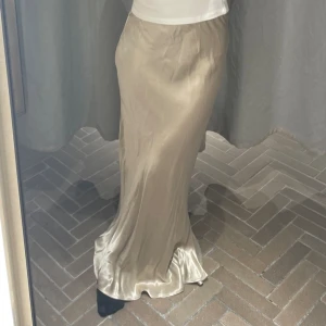 H&M kjol - Super snygg kjol från h&m i bra skick, använd bara en gång. Hör av dig om frågor eller intresse💗