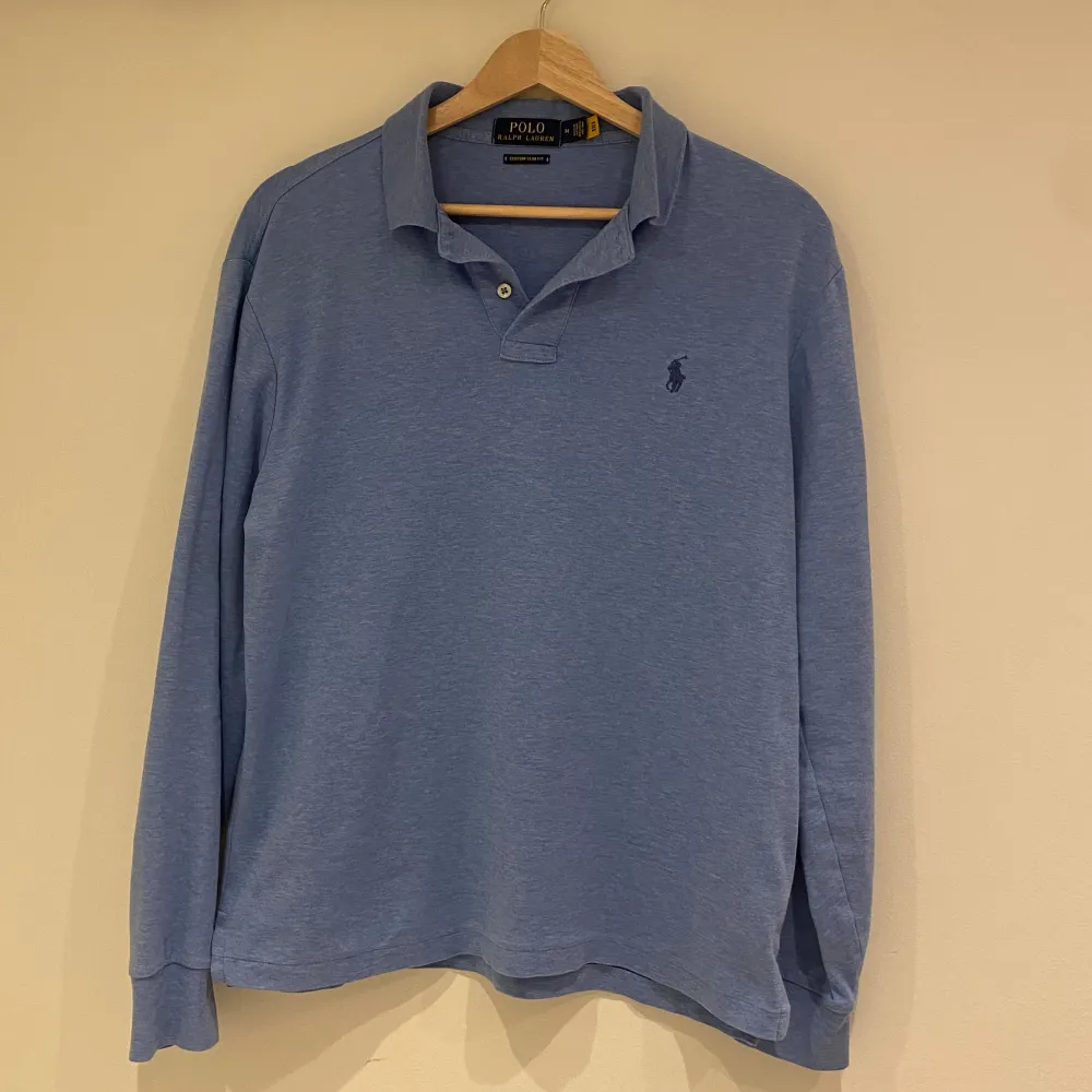 Säljer en skittrendig och somrig Ralph Lauren tröja i ljusblå färg. Storleken är M och den är 9/10 cond ser ny ut. Tröjor & Koftor.