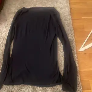 mörkblå intimismi tröja, säljer då jag råka köpa en storlek för stor, bra skick dock har den några hål vid armen. priset kan diskuteras!