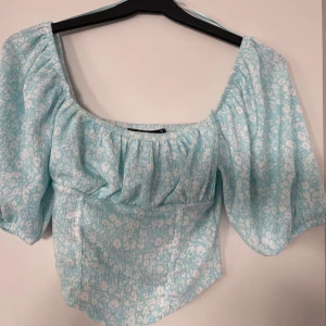 Topp sommar  - I nyskick! Vit och turkos/ljusblå 