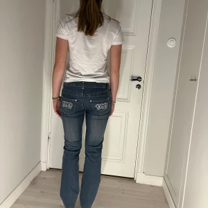 Lågmidjade jeans - Lågmidjade jeans från hearquake, super snygga detaljer på bakfickorna och är i storlek 36❣️