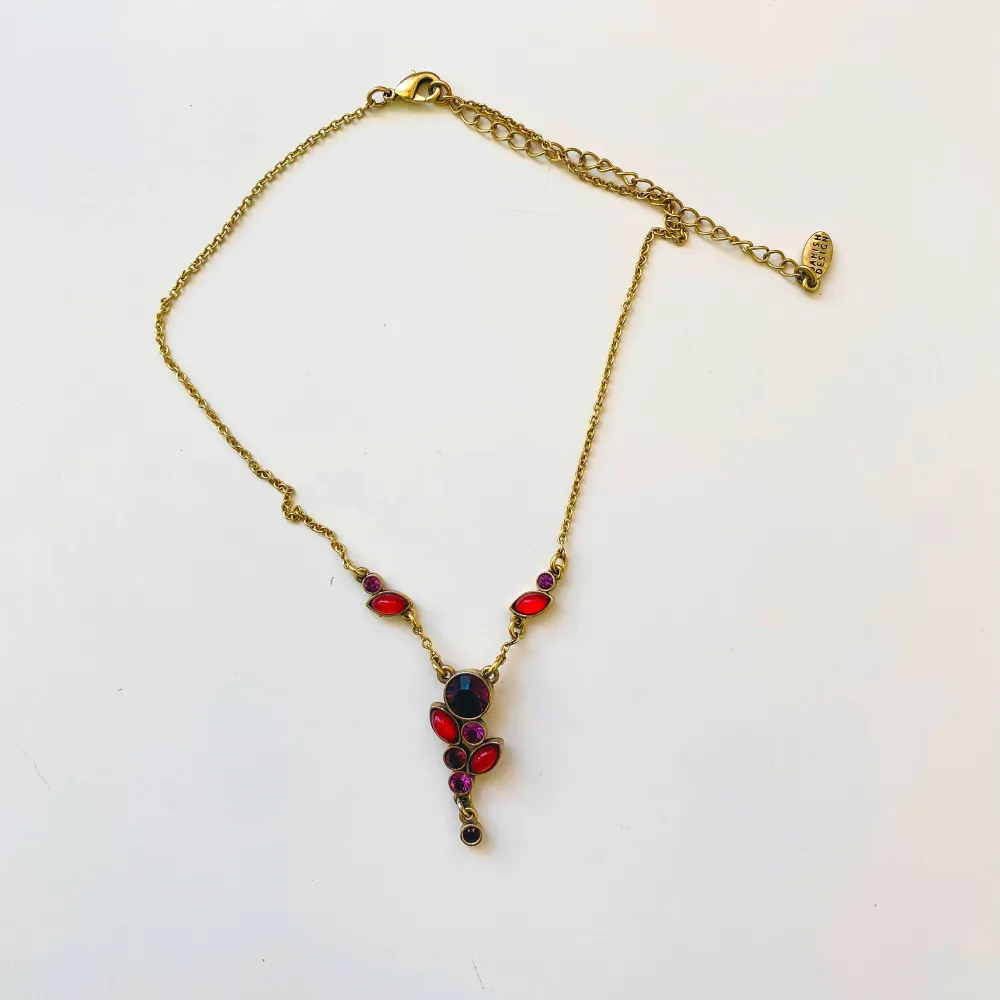 Vackert halsband med rubinröda rhinestones från pilgrim . Accessoarer.