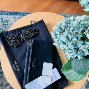 Zadig Voltaire väska🌟🪩 - En jättefin och stilren Zadig Voltaire väska som är köpt i London, har för mig att den inte säljs i Sverige. Väskan är köpt för lite mindre än ett år sedan men är i jättebra skick🌟Skriv till mig om du har några frågor, ny pris 3 496 kr💕