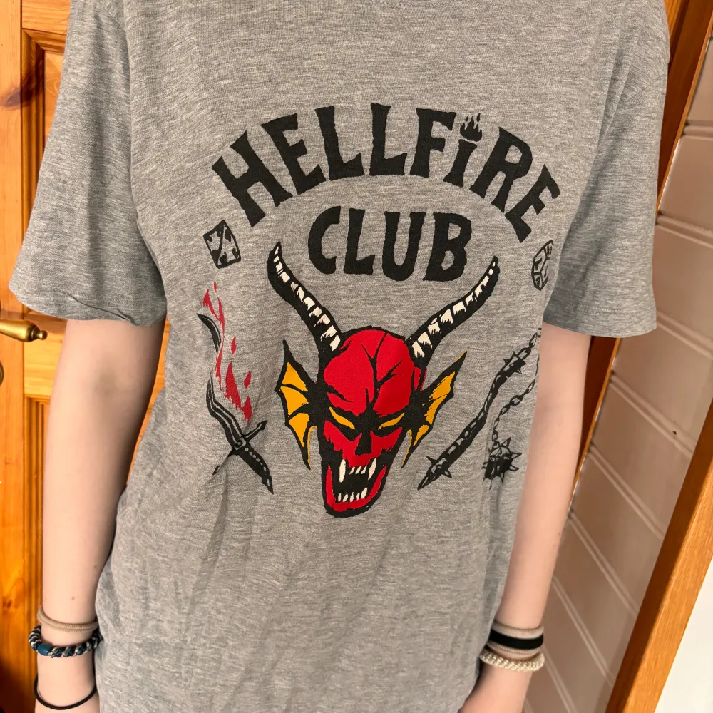 T-shirt med tryck av Hellfire club från Stranger things Storlek M. T-shirts.