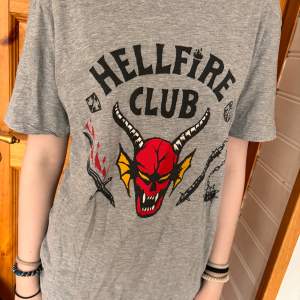 T-shirt med tryck av Hellfire club från Stranger things Storlek M