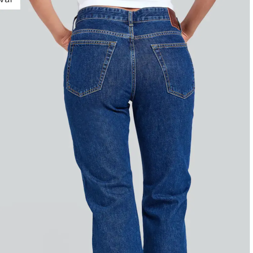 Säljer dessa fina jeans från BikBok då de inte kommer till användning, nästan nyskick (använda 2 gånger), ordinarie pris 699kr jag säljer de för 180kr.De är nästan slutsålda på hemsidan så väldigt populära. Perfekta om man är lite längre, W33 L34.. Jeans & Byxor.