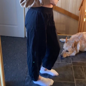 Mjukisbyxor - Ett par svarta mjukisbyxor i storlek 158/164.